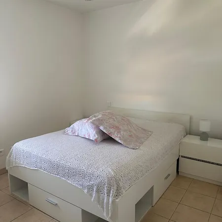 Moderne En Avec Piscine 아파트 *