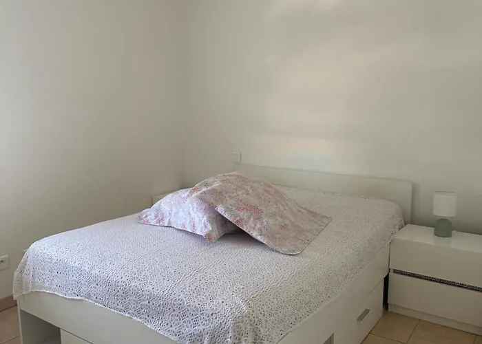 Moderne En Avec Piscine 아파트 *